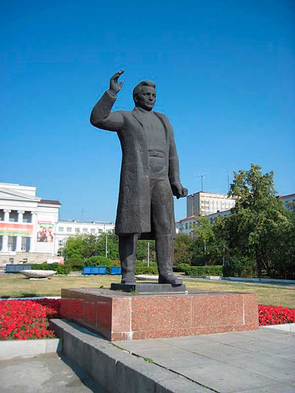 Памятник Кирову на площади перед УПИ города Екатеренбург