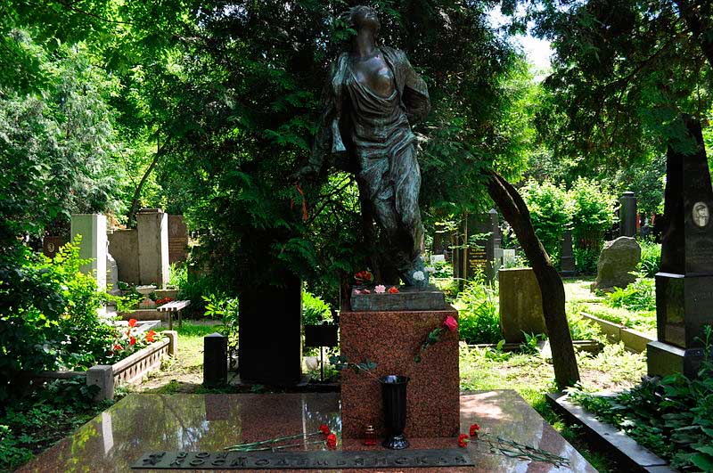 Могила Зои Космодемьянской на Новодевичьем кладбище