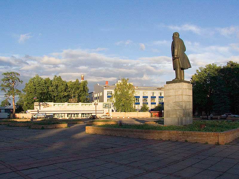 Площадь Оптиков (на заднем плане &mdash; завод им. Зверева