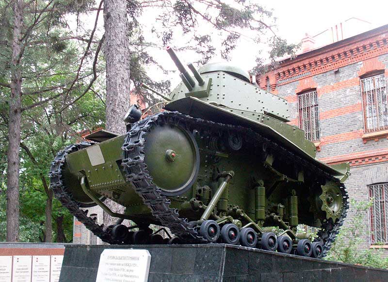 Танк Т-18 &mdash; памятник воинам-дальневосточникам, погибшим в конфликтах на КВЖД, на озере Хасан и на Халхин-Голе, а также в 1945 году в Маньчжурии, на Курилах и на Сахалине. Хабаровск, сквер штаба Восточного военного округа
