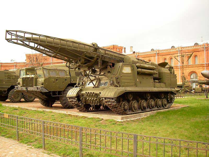 Пусковая установка 2П19 ракетного комплекса 9К72 «Эльбрус» на базе ИСУ-152К в Артиллерийском музее Санкт-Петербурга Пусковая установка 2П19 ракетного комплекса 9К72 «Эльбрус» на базе ИСУ-152К в Артиллерийском музее Санкт-Петербурга