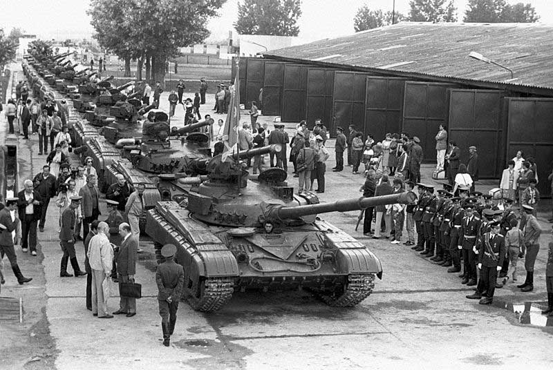 Колонна Т-64. Вывод советских войск с территории Венгрии, 1 июля 1990 года. Колонна Т-64. Вывод советских войск с территории Венгрии, 1 июля 1990 года.