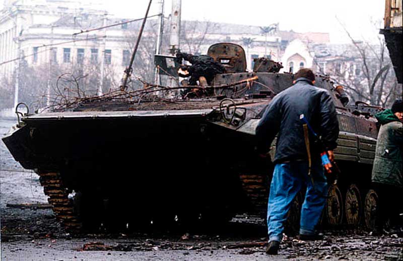 Чеченский боевик возле уничтоженной российской БМП-2. Грозный, январь 1995 года Чеченский боевик возле уничтоженной российской БМП-2. Грозный, январь 1995 года