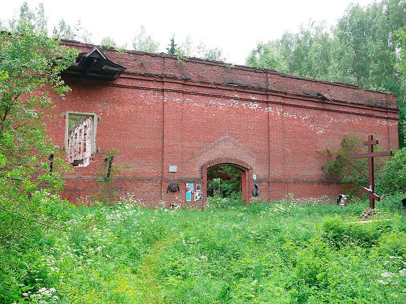 Крест-кенотаф в вероятном месте расстрела Н. С. Гумилёва. Ковалёвский лес, в районе арсенала Ржевского полигона, у изгиба реки Лубьи Крест-кенотаф в вероятном месте расстрела Н. С. Гумилёва. Ковалёвский лес, в районе арсенала Ржевского полигона, у изгиба реки Лубьи