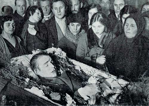 Похороны. Слева &mdash; вторая жена Есенина Зинаида Райх (с поднятой рукой) и Всеволод Мейерхольд, справа &mdash; сестра Екатерина и мать Татьяна Фёдоровна