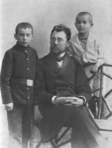 Пётр Васильевич Катаев с сыновьями Валентином и Евгением. Одесса, 1910 год Пётр Васильевич Катаев с сыновьями Валентином и Евгением. Одесса, 1910 год