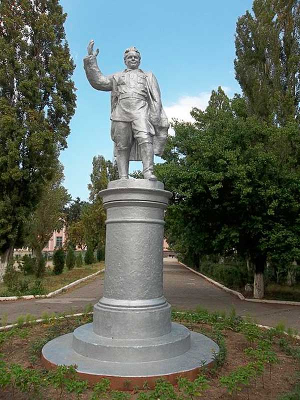 Памятник С.М. Кирову в г.Каспийск