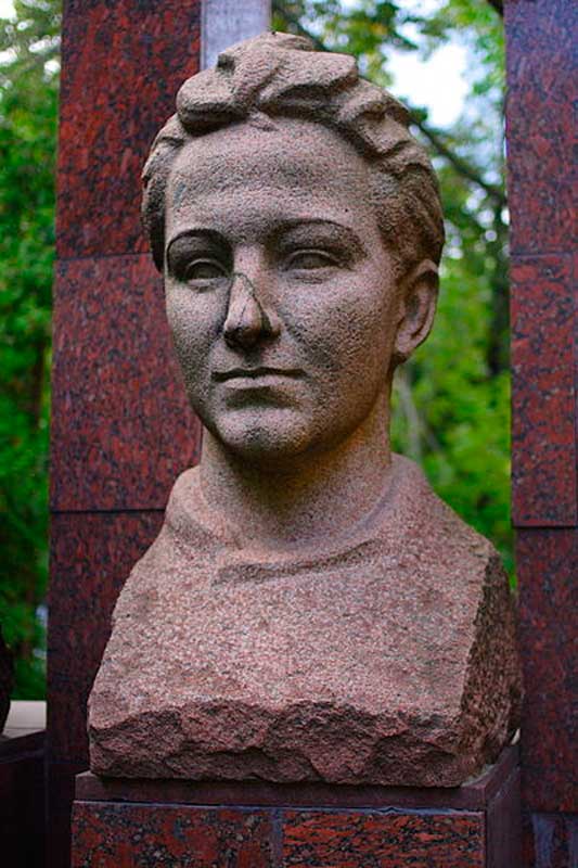 Памятник Зое Космодемьянской у школы 201 в Москве