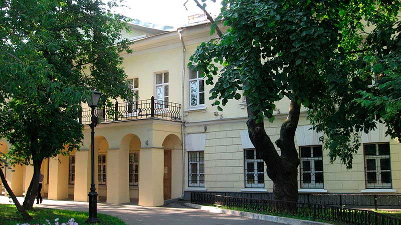 Дом А. И. Талызина на Никитском бульваре, где последние годы жил и работал Гоголь; здесь был сожжён второй том «Мёртвых душ»; здесь писатель скончался. Дом А. И. Талызина на Никитском бульваре, где последние годы жил и работал Гоголь; здесь был сожжён второй том «Мёртвых душ»; здесь писатель скончался.