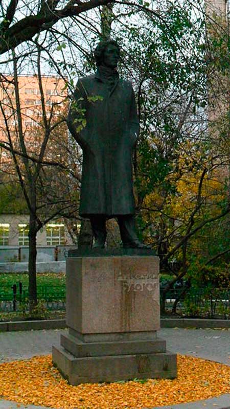 Памятник А. А. Блоку в Москве во дворе дома 8 по улице Спиридоновка Памятник А. А. Блоку в Москве во дворе дома 8 по улице Спиридоновка