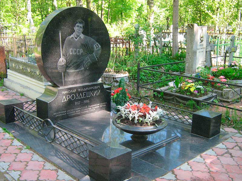 Могила Н. В. Дроздецкого на Колпинском кладбище.