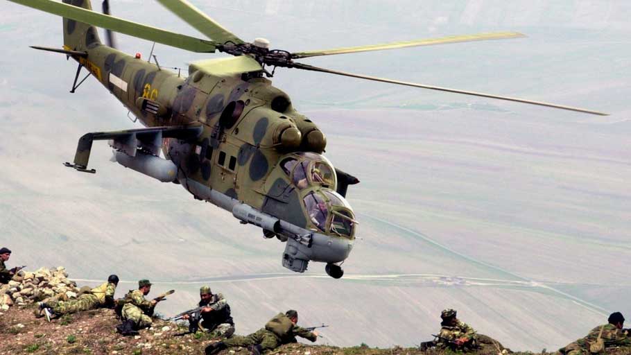 Ми-24 и люди с похожими на оружие предметами. Ми-24 и люди с похожими на оружие предметами.