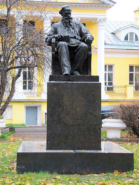 Памятник Льву Николаевичу, сделанный скульптором Г. Н. Новокрещёновой в 1958 году. Он стоит во дворе бывшей усадьбы, которую Лев Толстой отобразил в своем романе «Война и Мир». Сейчас здесь Центральный Дом писателей России. Москва, Б.Никитская,53 Памятник Льву Николаевичу, сделанный скульптором Г. Н. Новокрещёновой в 1958 году. Он стоит во дворе бывшей усадьбы, которую Лев Толстой отобразил в своем романе «Война и Мир». Сейчас здесь Центральный Дом писателей России. Москва, Б.Никитская,53