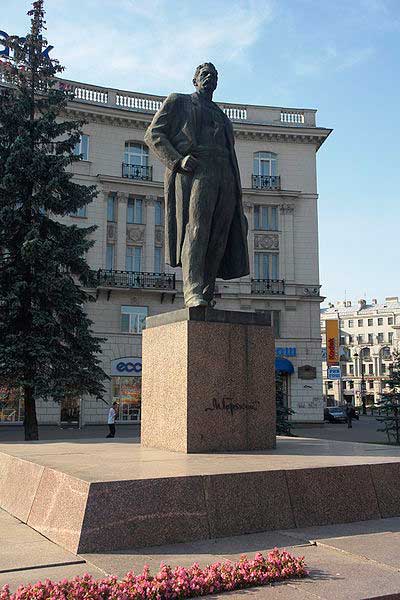Памятник недалеко от станции метро &laquo;Горьковская&raquo; в Санкт-Петербурге