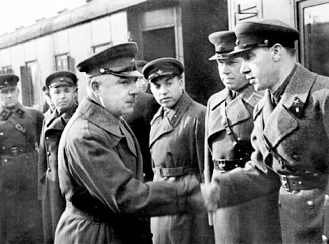 Климент Ворошилов и Илья Старинов. Климент Ворошилов и Илья Старинов.