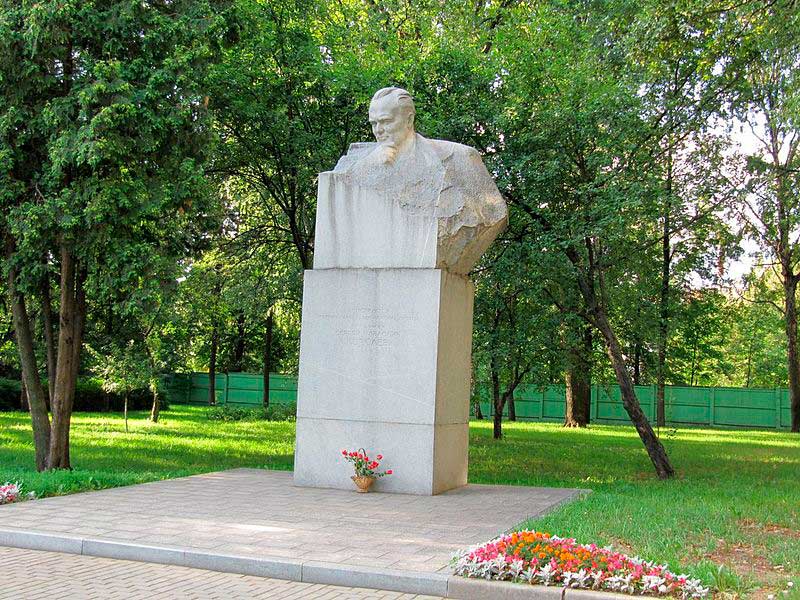 Памятник во дворе музея Памятник во дворе музея