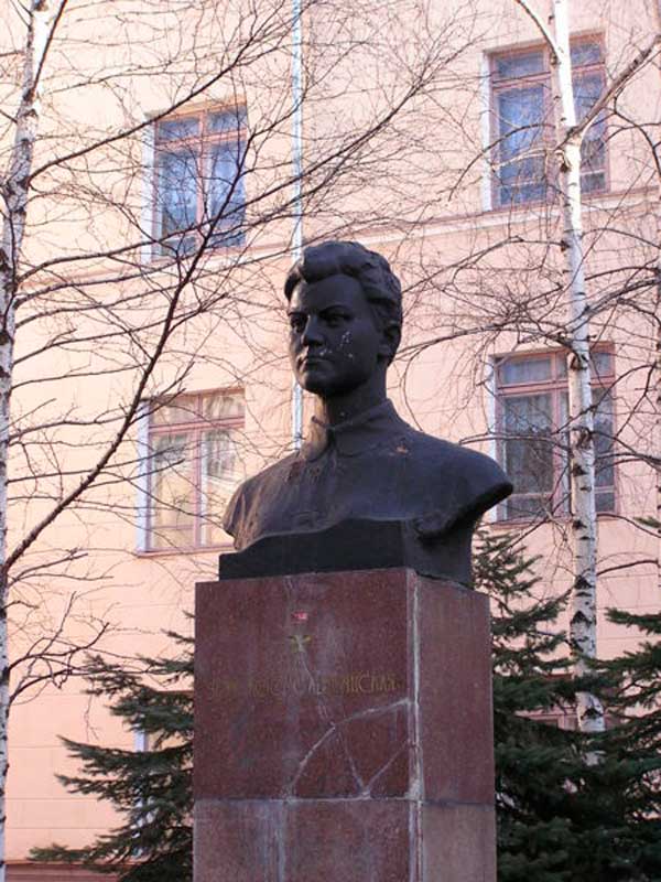 Памятник Зое Космодемьянской во дворе школы номер 54 в Донецке
