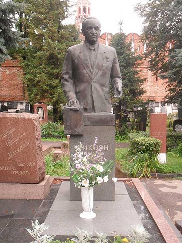Могила Микояна на Новодевичьем кладбище. Могила Микояна на Новодевичьем кладбище.