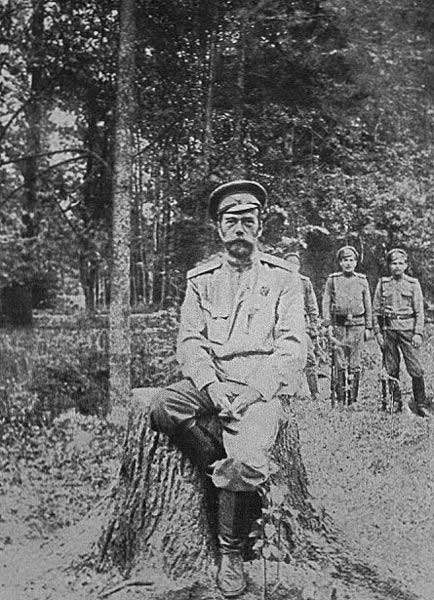 Фотография Николая Романова, сделанная после его отречения в марте 1917 года и ссылки в Сибирь Фотография Николая Романова, сделанная после его отречения в марте 1917 года и ссылки в Сибирь