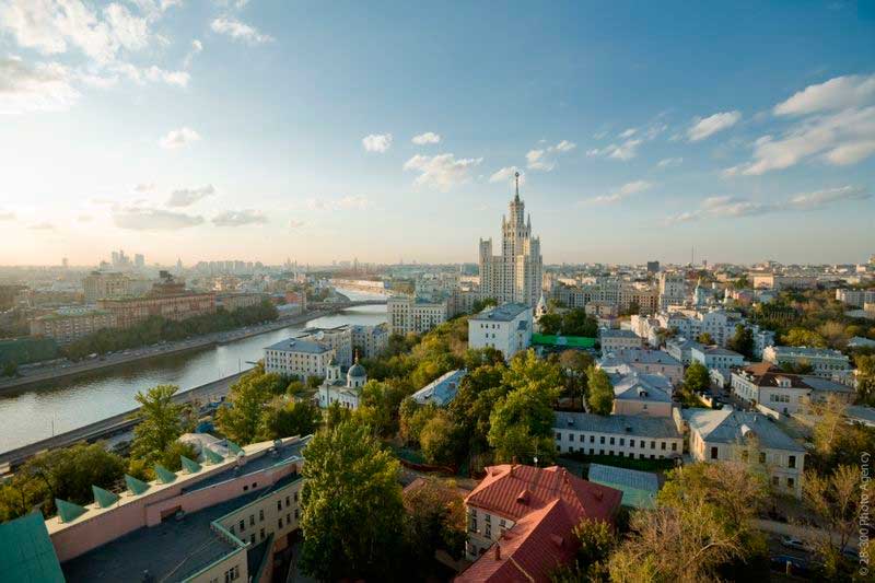 Район старой застройки в центре Москвы, сзади — Жилой дом на Котельнической набережной Район старой застройки в центре Москвы, сзади — Жилой дом на Котельнической набережной