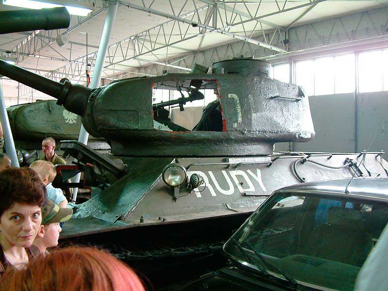 T-34-85, использовавшийся во время съёмок телевизионного сериала «Четыре танкиста и собака» внутри танка T-34-85, использовавшийся во время съёмок телевизионного сериала «Четыре танкиста и собака» внутри танка