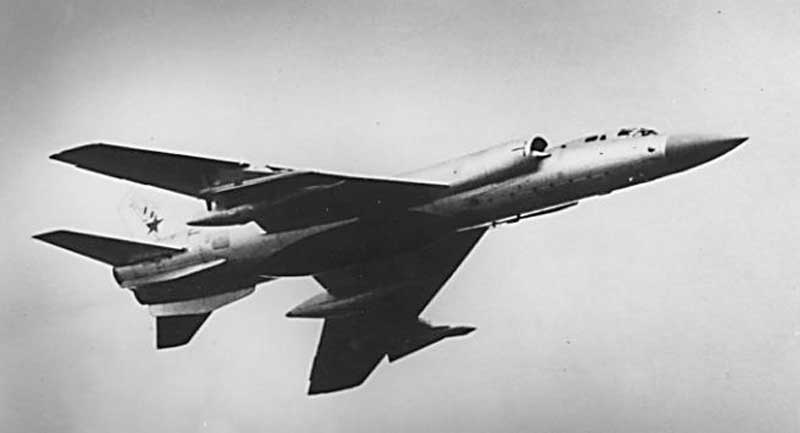 Ту-128, несший 4 ракеты воздух-воздух (2 Р-4РМ и 2 Р-4ТМ) Ту-128, несший 4 ракеты воздух-воздух (2 Р-4РМ и 2 Р-4ТМ)