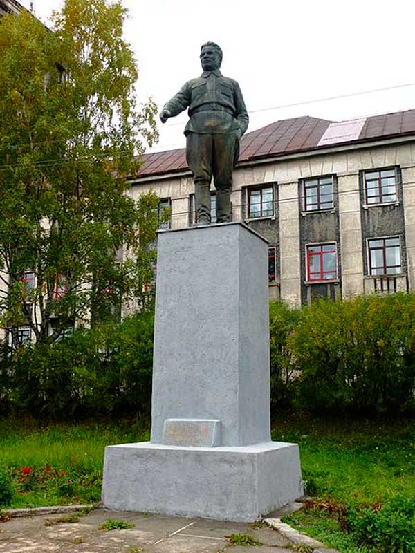 Памятник Сергею Мироновичу Кирову в г.Медвежьегорск, Республика Карелия. Открыт в 1936 году. Авторы памятника &mdash; скульптор М.Г. Манизер, архитектор Л. А. Ильин (копия памятника,установленного в г.Петрозаводск).