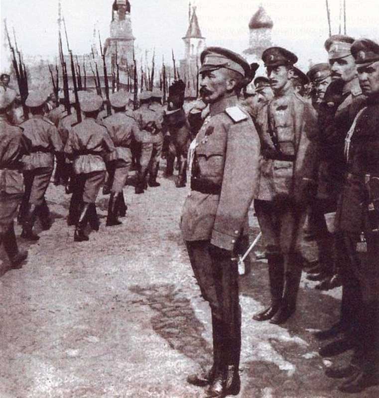 Главнокомандующий принимает смотр юнкеров, 1917 г.