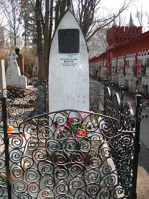 Могила Чехова на Новодевичьем кладбище в Москве Могила Чехова на Новодевичьем кладбище в Москве