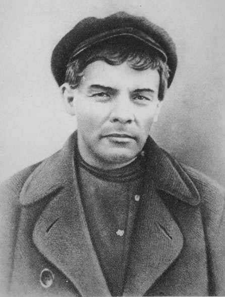 Ленин в гриме во время последнего подполья. Карточка на удостоверении на имя рабочего К. П. Иванова, по которому Ленин жил нелегально после июльских дней 1917 г.