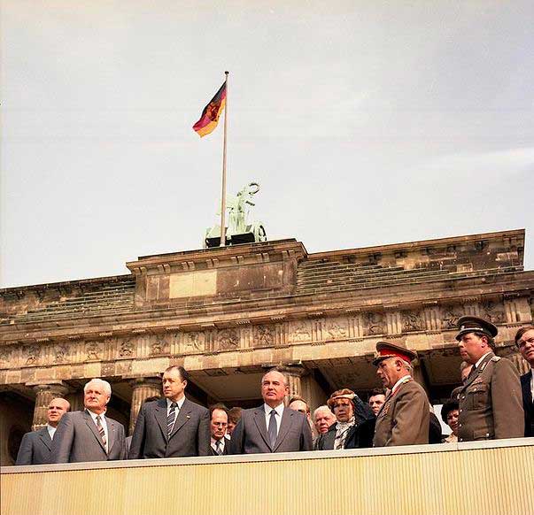 Михаил Горбачёв на Бранденбургских воротах. 1986 год Михаил Горбачёв на Бранденбургских воротах. 1986 год