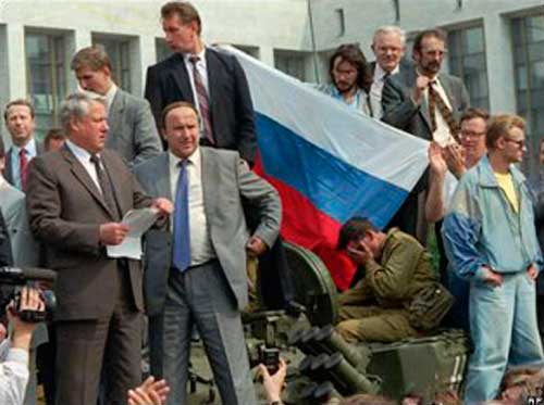 Борис Ельцин (слева) и Александр Коржаков у Белого дома в августе 1991 года. Борис Ельцин (слева) и Александр Коржаков у Белого дома в августе 1991 года.