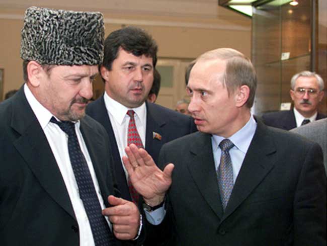 Владимир Путин с главой администрации Чечни Ахматом Кадыровым. Фотография пресс-службы президента России, Ростов-на-Дону, 8 ноября 2000 г. Владимир Путин с главой администрации Чечни Ахматом Кадыровым. Фотография пресс-службы президента России, Ростов-на-Дону, 8 ноября 2000 г.