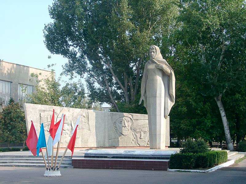 Монумент «Родина-Мать» у вечного огня Монумент «Родина-Мать» у вечного огня