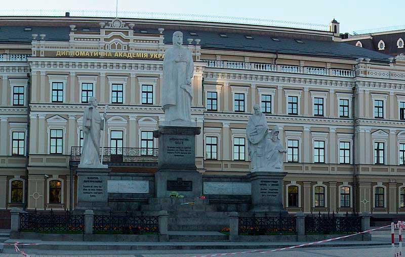 Памятник княгине Ольге, Св. Апостолу Андрею Первозванному и равноапостольным Кириллу и Мефодию в Киеве Памятник княгине Ольге, Св. Апостолу Андрею Первозванному и равноапостольным Кириллу и Мефодию в Киеве