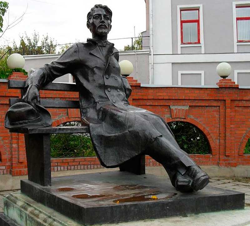 Памятник в Приморском парке Ялты Памятник в Приморском парке Ялты