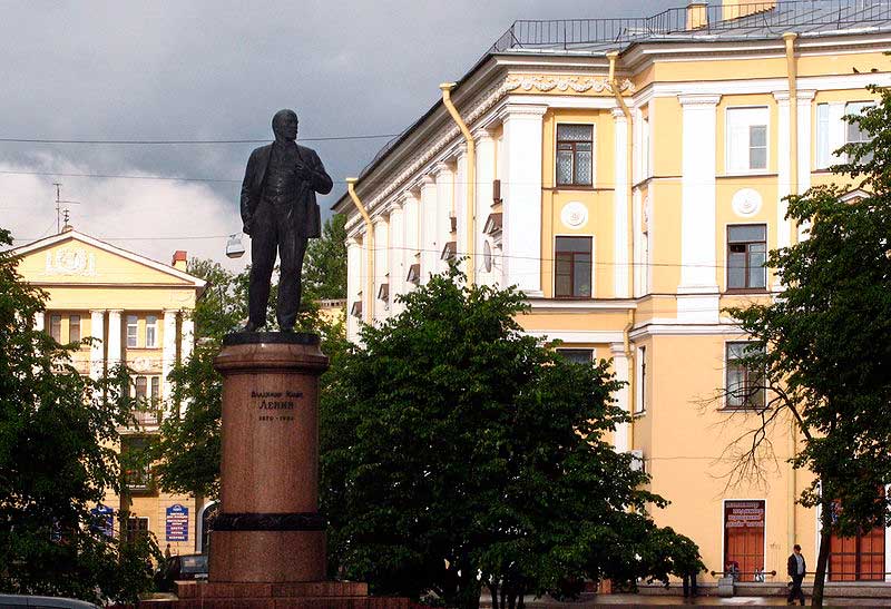 Памятник В. И. Ленину на Привокзальной площади
