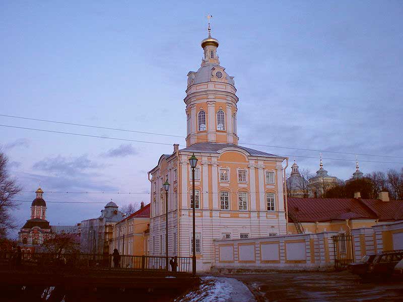 Александро-Невская Лавра на закате. На переднем плане - Северо-Западная башня (Ризница) Александро-Невская Лавра на закате. На переднем плане - Северо-Западная башня (Ризница)