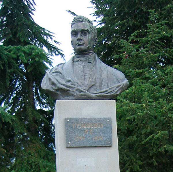 Памятник Грибоедову в Алуште