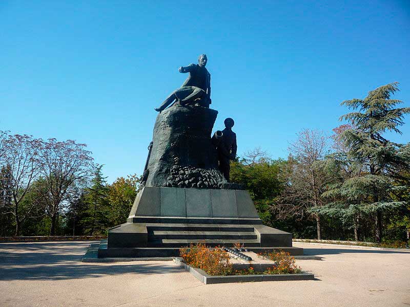 Памятник Корнилову на месте его смертельного ранения Памятник Корнилову на месте его смертельного ранения