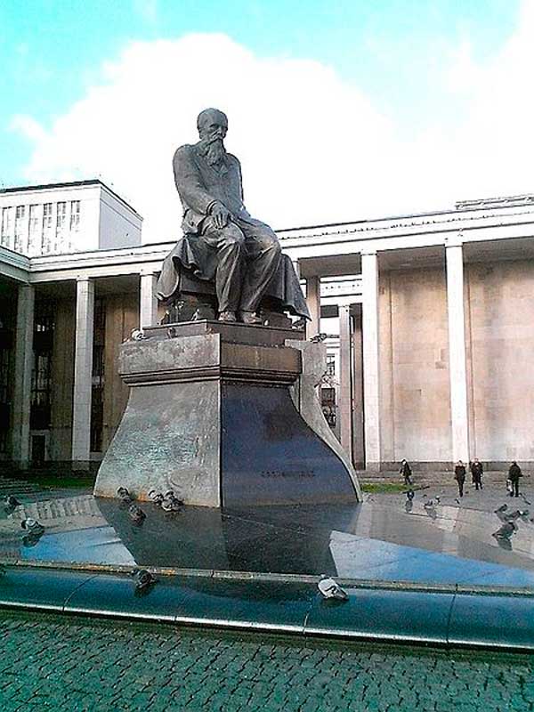 Памятник Достоевскому в Москве, рядом с Российской Государственной Библиотекой, скульптор А. И. Рукавишников