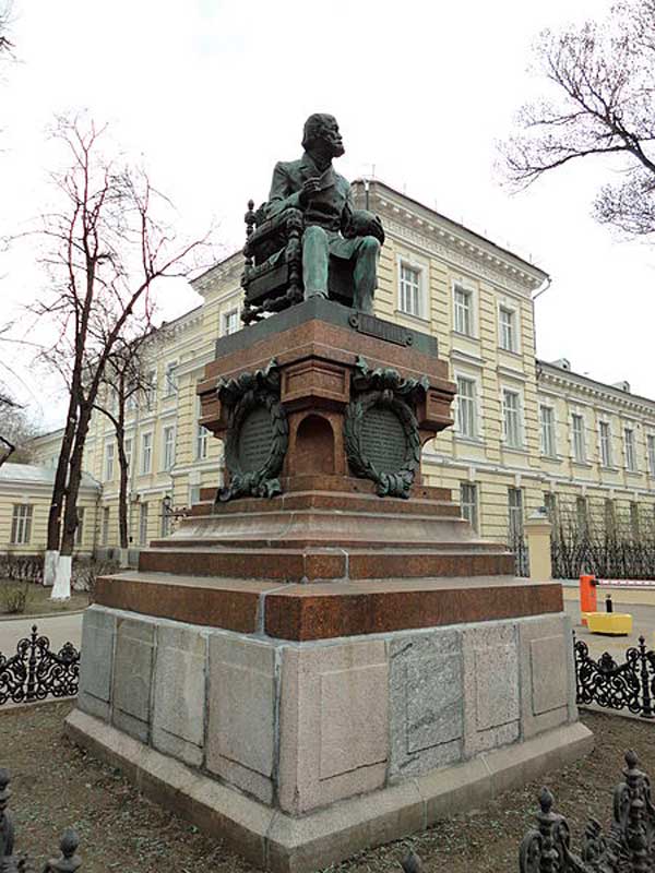 Памятник Н.И. Пирогову на Б. Пироговской ул. в Москве Памятник Н.И. Пирогову на Б. Пироговской ул. в Москве