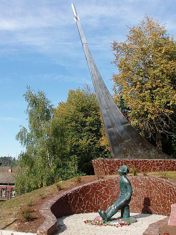 Памятник К. Э. Циолковскому в Боровске (скульптор С. Бычков) Памятник К. Э. Циолковскому в Боровске (скульптор С. Бычков)