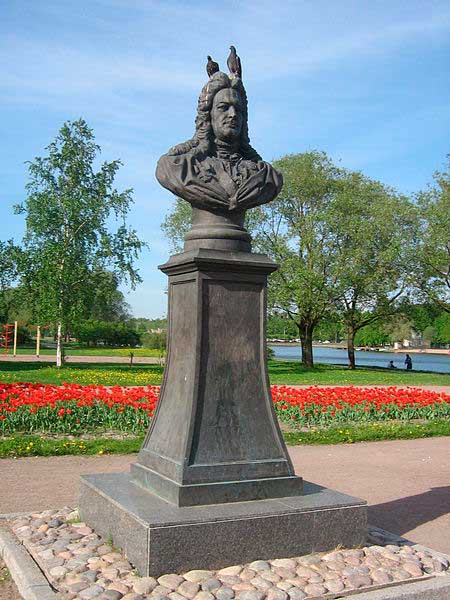 Памятник А. Д. Меншикову на улице Володарского
