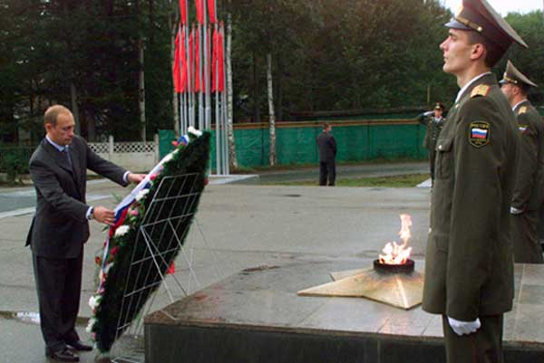 В.В. Путин, Возложение венка к Мемориалу славы в честь погибших в Великой Отечественной войне.