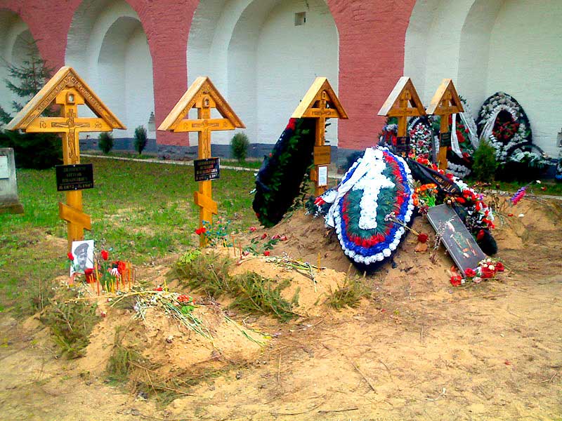 В Москве в Донском монастыре до реконструкции (2005—2009) В Москве в Донском монастыре до реконструкции (2005—2009)