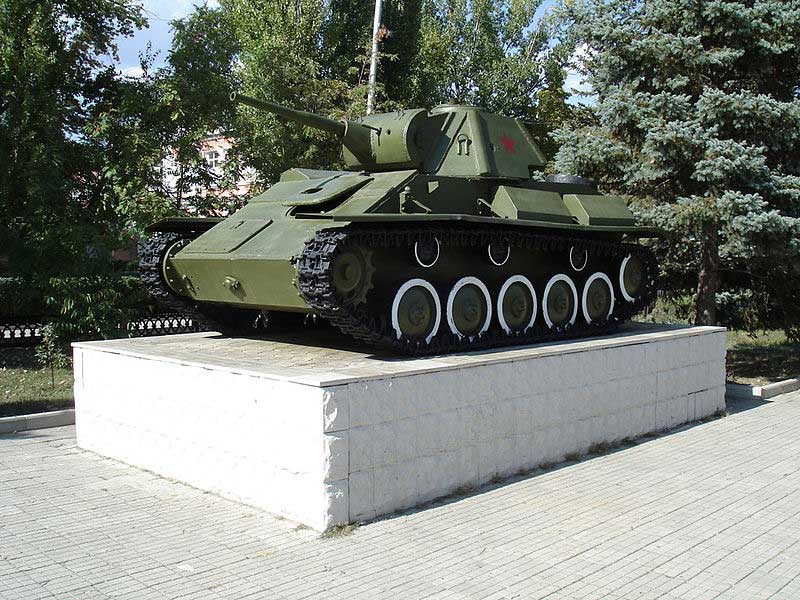 Танк-памятник Т-70 в г. Каменск-Шахтинский, Ростовская область, Россия. Танк-памятник Т-70 в г. Каменск-Шахтинский, Ростовская область, Россия.