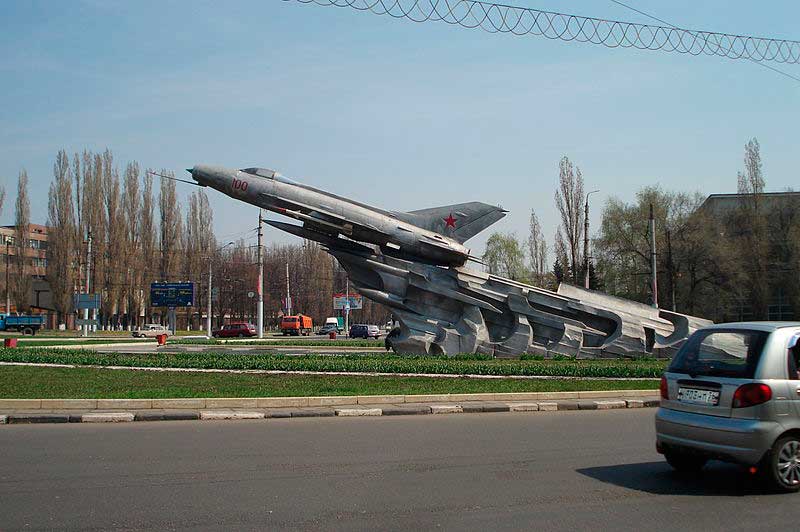 МиГ-21 установленный в Кургане возле Курганского пограничного института ФСБ России
