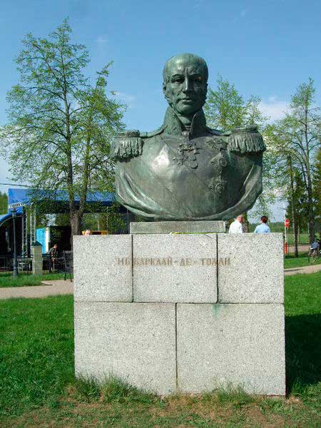 Бюст перед главным зданием Бородинского музея Бюст перед главным зданием Бородинского музея