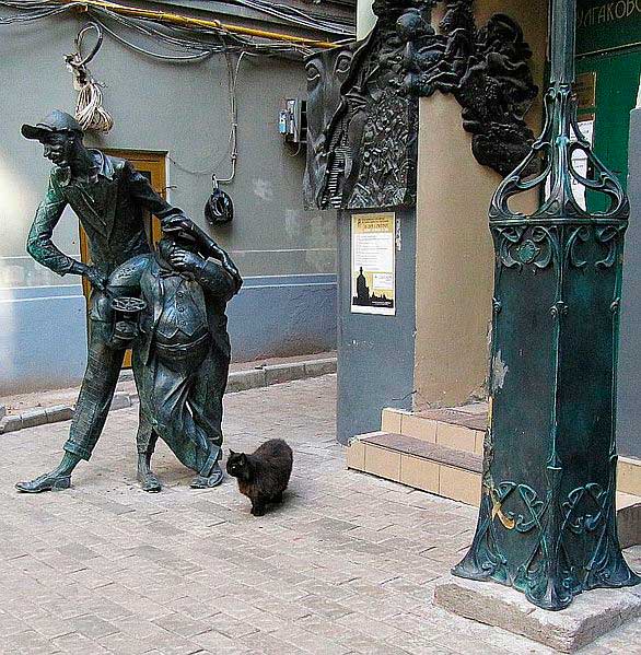 Фагот (Коровьев) и кот Бегемот. Рядом с ними позирует живой кот Бегемот, принимающий участие в спектаклях